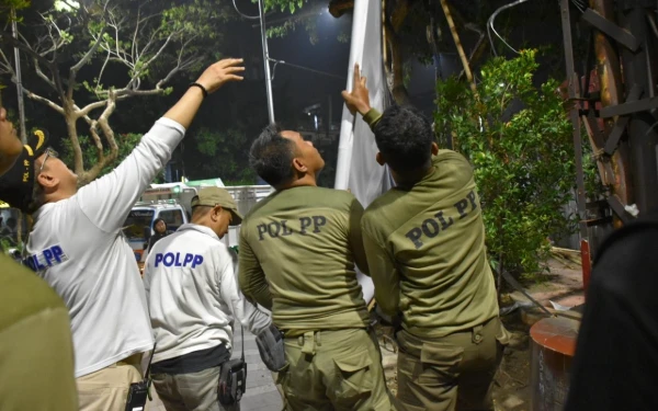 Foto Penertipan APK Kampanye di Kota Pahlawan oleh Forkopimda Kota Surabaya. (Foto: Humas Pemkot Surabaya)