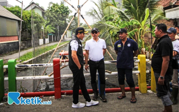 Foto Plt Bupati Sidoarjo bersama Kepala Dinas PU BM SDA Dwi Eko Saptono dan camat serta kades setempat berdiskusi tentang banjir di Beringinbendo sekaligus mencarikan solusinya. (Foto: Dimas for Ketik.co.id)