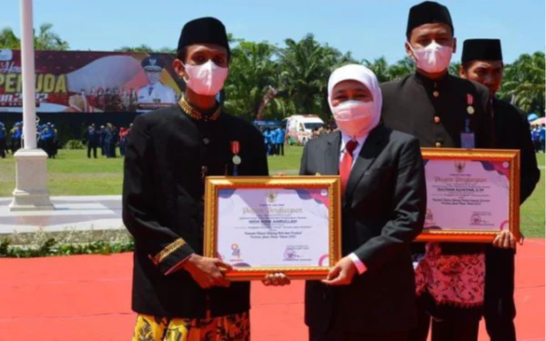 Foto Amrullah menerima penghargaan sebagai Pemuda Utama Bidang Hobi dan Prestasi dari Pemprov Jatim (Foto: dok. Amrullah)