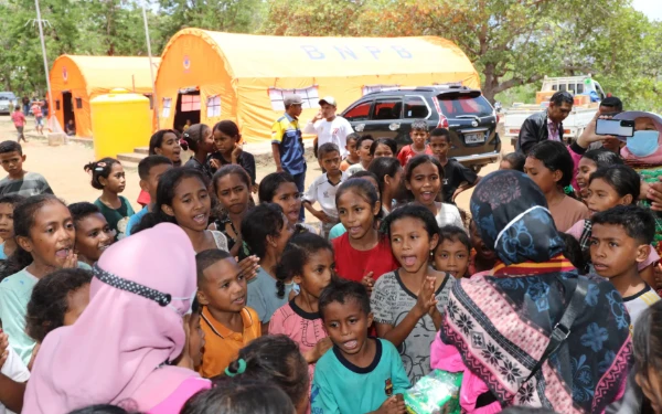 Foto Anggota BNPB menemani anak-anak di Pos Pengungsian Lewolaga di Kabupaten Flores Timur, Nusa Tenggara Timur, Minggu 24 November 2024. (Foto: Bidang Komunikasi Kebencanaan BNPB)