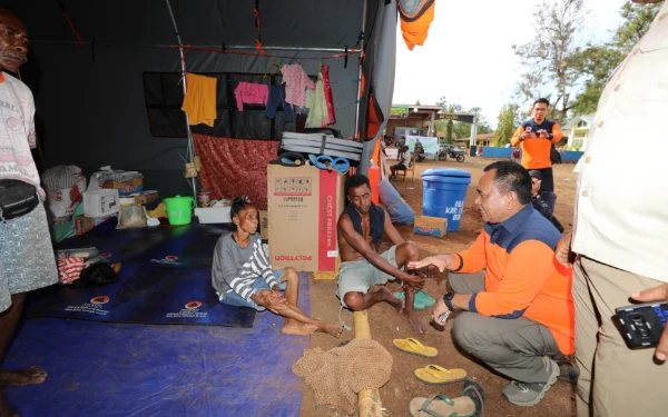 Foto Anggota BNPB menemui warga di Pos Pengungsian Lewolaga di Kabupaten Flores Timur, Nusa Tenggara Timur, Minggu 24 November 2024. (Foto: Bidang Komunikasi Kebencanaan BNPB)