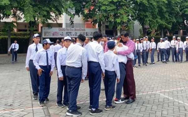 Foto Pemberian sekuntum mawar dari anggota OSIS SMP Al Falah Assalam. (Foto: Humas SMP Al Falah Assalam)