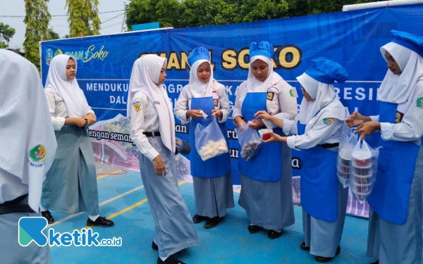 Foto Serunya para siswa SMAN 1 Soko merayakan Hari Guru Nasional dengan mendukung makan sehat (Foto: dok. Karolina Firmani for Ketik.co,id)