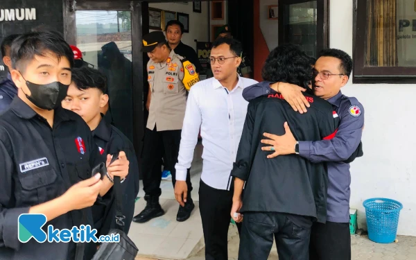 Foto Suasana aksi di depan Kantor Bawaslu Pacitan. (Foto: Al Ahmadi/Ketik.co.id)