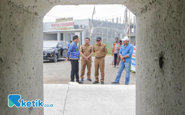 Foto Plt Bupati Sidoarjo Subandi bersama jajaran Dinas PU BM SDA Sidoarjo dan pelaksana proyek betonisasi di Kecamatan Tulangan. (Foto: Dimas for Ketik.co.id)