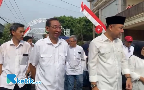 Foto Eri Cahyadi didampingi rombongan hadrah berangkat ke TPS. (Foto: Husni Habib/Ketik.co.id)