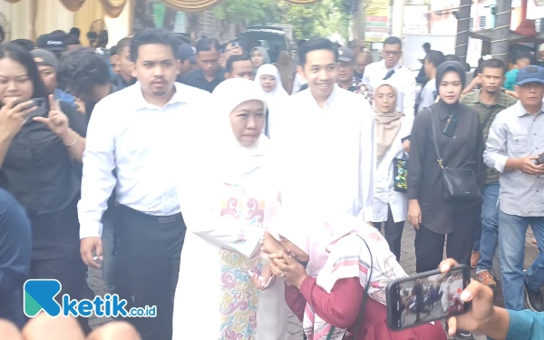 Foto Khofifah Indar Parawansa bersama dua anaknya langsung berjalan ke TPS 19 untuk coblos, Rabu, 27 November 2024. (Foto: Khaesar/Ketik)