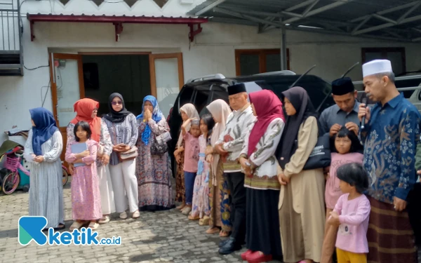 Foto Cabup Malang Sanusi berdoa bersama sebelum berangkat ke TPS. (Foto: Binar Gumilang/Ketik.co.id)