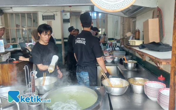 Foto Karyawan Toko Bakmie Saudagar terlihat sibuk mempersiapkan makanan untuk masyarakat yang sudah menyalurkan hak suaranya. (Foto: Husni Habib/Ketik.co.id)