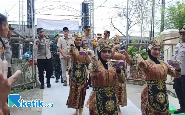 Foto Kapolda Jatim dan rombongan forkopimda bangkalan disambut tarisn selamat datang di tps 007 (Foto.Ismail Hs/Ketik.co.id)