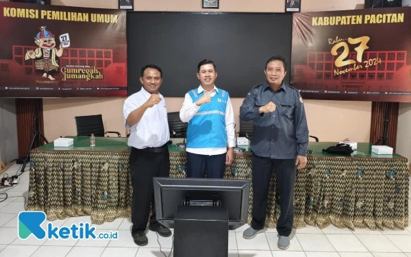 Foto Kordiv Penyelenggaraan dan Teknis KPU Pacitan, Agus Susanto (kiri), Manager PLN ULP Pacitan, Didit Ari Tarmizi (tengah), Kordiv Pencegahan, Parmas dan Humas Bawaslu Pacitan, Agus Hariyanto saat berpose di Kantor KPU Pacitan. (Foto: Al Ahmadi/Ketik.co.id)