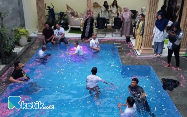 Foto Calon Bupati Sidoarjo Subandi (kiri) mencebur ke kolam renang pribadi di rumahnya bersama para pendukung dan keluarga. (Foto: Tim BAIK)