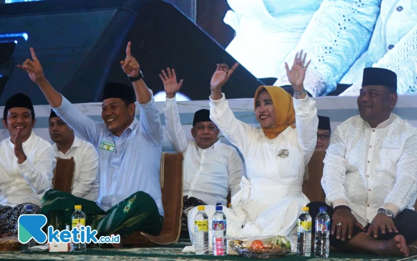 Foto Calon Bupati Sidoarjo Subandi dan calon Wakil Bupati Sidoarjo Mimik Idayana saat berada di acara syukuran Relawan AKAR Partai Golkar di GOR Indoor Sidoarjo beberapa waktu lalu. (Foto: Dimas for Ketik.co.id)