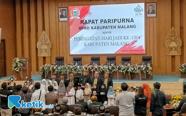 Foto Bupati Malang Sanusi berfoto bersama pada Rapat Paripurna istimewa Hari Jadi ke1264 Kabupaten Malang. (Foto: Binar Gumilang/Ketik.co.id)