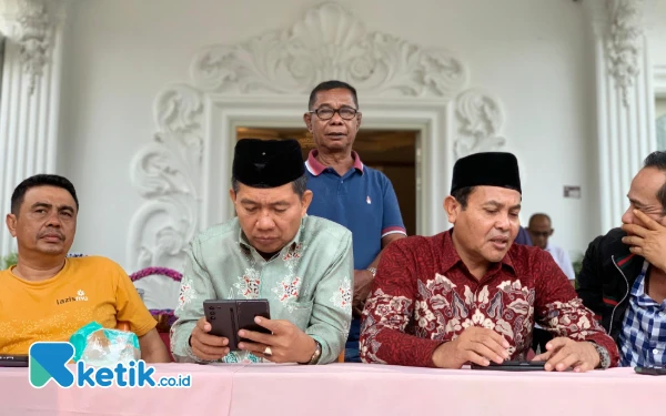 Foto Salman Alfarisi bersama Yusran usai pelaksanaan konferensi pers di Kuta Tuha, Blangpidie, Kamis, 28 November 2024. (Foto: Cutbang Ampon/Ketik.co.id)