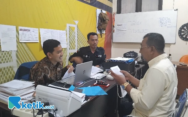 Foto Kordinator tim kuasa hukum paslon 01 Abdul Hafid saat di mintai keterangan oleh Bawaslu Bangkalan (Foto.Ismail Hs/Ketik.co.id)