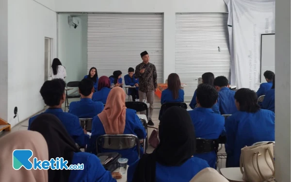 Foto Mat Jusi saat menyampaikan materi kepemimpinan kepada Mahasiswa Universitas Waskita Dharma Malang (Foto: Mat Jusi/Ketik.co.id).