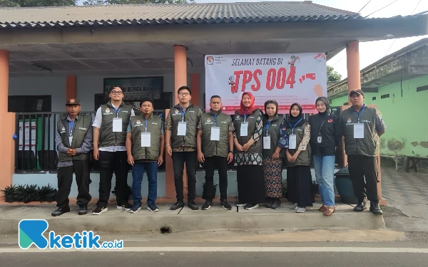 Foto Suyono (paling kiri) saat berfoto bersama petugas di TPS 4 Mulyorejo Kota Malang. (Foto: Lutfia/Ketik.co.id)