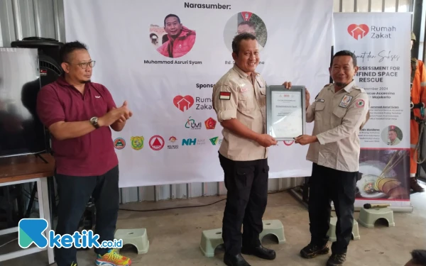 Foto Penyerahan piagam dari SRPB Jatim ke narasumber. (foto : Sutedjo / ketik.co.id)