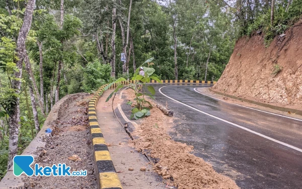 Thumbnail Berita - Jalan Baru di Arjosari Ambles Usai Diguyur Hujan, Ancam Dua Rumah Warga