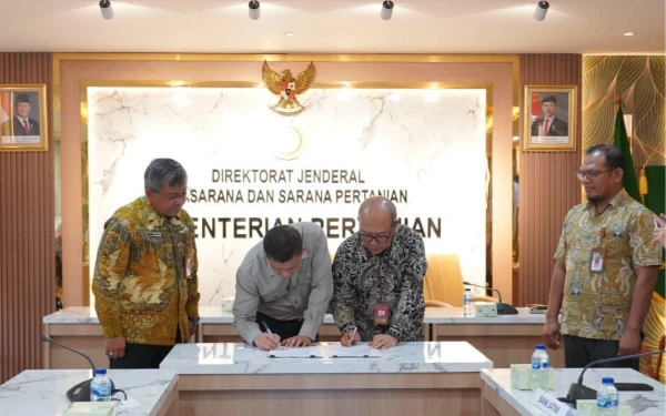 Foto R. Arief Wicaksono (kanan) dan Atekan tandatangani kerja sama Kredit Usaha Alsintan  (Foto: dok. Bank Jatim)