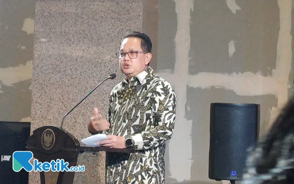 Foto Pj Gubernur Jatim Adhy Karyono memberikan sambutan di OPOP Expo 2024, Jumat, 29 November 2024. (Foto: Khaesar/Ketik.co.id)