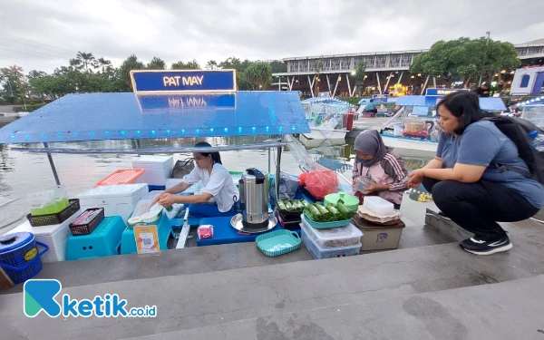 Foto Pengunjung terlihat memesan menu di salah satu tenant Floating Market Food Juction. (Foto: Husni Habib/Ketik.co.id)