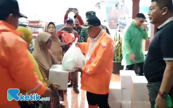 Foto Bupati Malang Sanusi ketika memberikan bantuan bagi korban Banjir. (Foto: Binar Gumilang/Ketik.co.id)