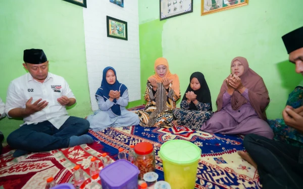 Foto Khofifah Indar Parawansa (baju orange) berdoa saat mengunjungi rumah duka saksi Paslon Cagub nomor urut 2, Jumat, 29 November 2024. (Foto: tim media Khofifah-Emil)