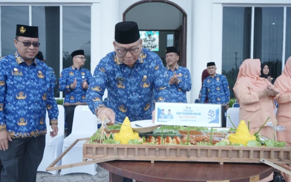 Thumbnail Berita - Pj Sekda Asahan Potong Tumpeng Usai Upacara Peringatan HUT Ke-53 KORPRI 2024