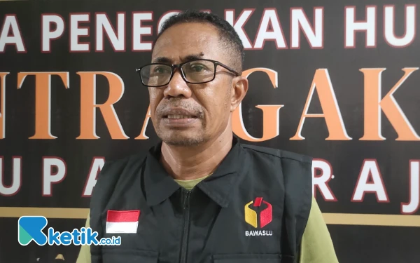 Foto Ketua Bawaslu Raja Ampat, Imran Rumbara saat memberikan keterangan terkait laporan 4 Paslon. (Foto: Abi/Ketik.co.id)