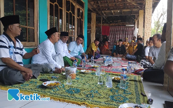 Foto Bupati dan wakil bupati terpilih Lukman Fauzan saat silaturahmi ke kediaman ibu Maryamah di desa jeddih (Foto.Ismail Hs/Ketik.co.id)