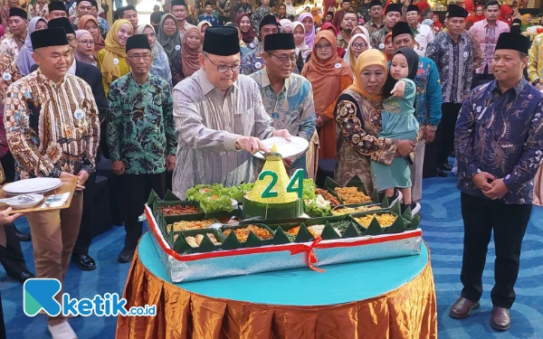 Foto Prosesi potong tumpeng di resepsi milad ke-24 MAS. (Foto: Husni Habib/Ketik.co.id)