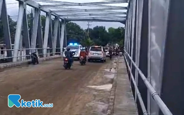 Foto Sejumlah mobil dan motor saat melintas di jembatan utama Kalibagor, Situbondo. (Foto:Abdul Hakim/ketik.co.id)