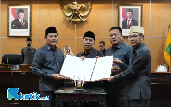 Foto Plt Bupati Sidoarjo Subandi (kiri) menunjukkan nota kesepakatan APBD 2025 bersama pimpinan DPRD Sidoarjo dalam sidang paripurna DPRD pada Sabtu (30 November 2024). (Foto: DPRD Sidoarjo)