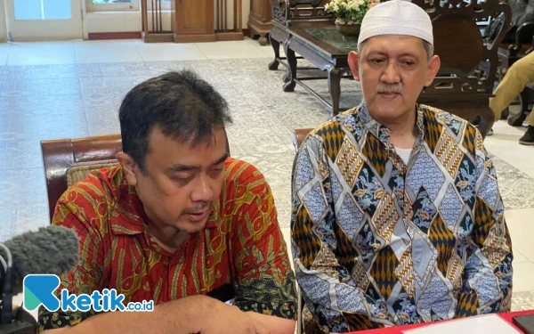 Foto (Kanan) Ketua Tim Pemenangan Risma-Gus Hans Ra Imam. (Foto: Shinta Miranda/Ketik.co.id)