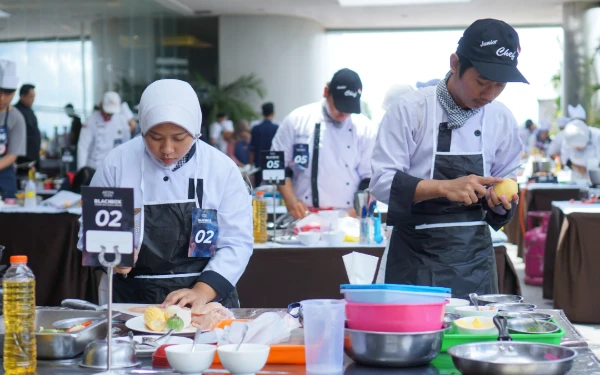 Foto Para peserta lomba terlihat serius dalam memasak bahan utama di Black Box Cooking Challenge 2024. (Foto: Aston Madiun Hotel)