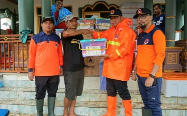 Foto Kalaksa BPBD Jatim Gatot Soebroto memberikan bantuan ke warga terdampak bencana di Malang Selatan (Foto: dok. Kominfo Jatim)