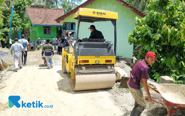 Foto Proses peremajaan jalan di sekitar area pondok. (Foto: Al Ahmadi/Ketik.co.id)