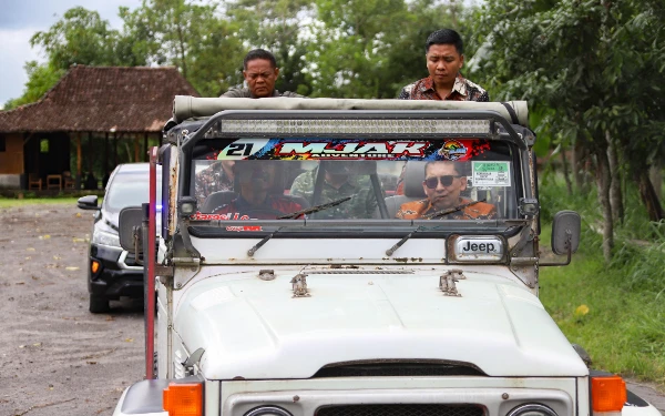 Foto Menteri Kebudayaan RI didampingi Wabup Sleman Danang Maharsa menuju Museum Petilasan Mbah Maridjan menggunakan jeep lava tour. (Foto: Humas Pemkab Sleman / Ketik.co.id)