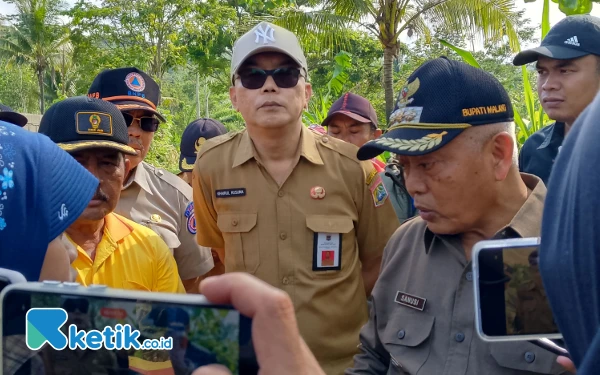 Foto Bupati Malang Sanusi bersama Kepala Dinas PUBM Kabupaten Malang usai meninjau jembatan rusak akibat bencana alam. (Foto: Binar Gumilang/Ketik.co.id)