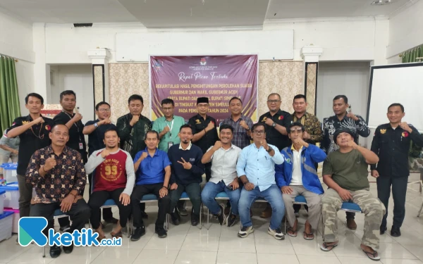 Foto Komisioner KIP Simeulue Foto Bersama Panwaslih, dan Para Saksi Paslon Gubernur dan Paslon Bupati usai pelaksanaan Rapat Pleno Terbuka (Helman/Ketik.co.id)