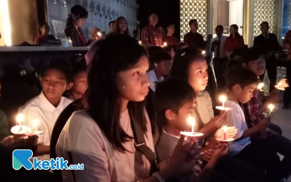 Foto Suasana hangat saat menyalakan lilin di acara Christmas Charity and Lighting Ceremony (Foto: Fatimah/Ketik.co.id)