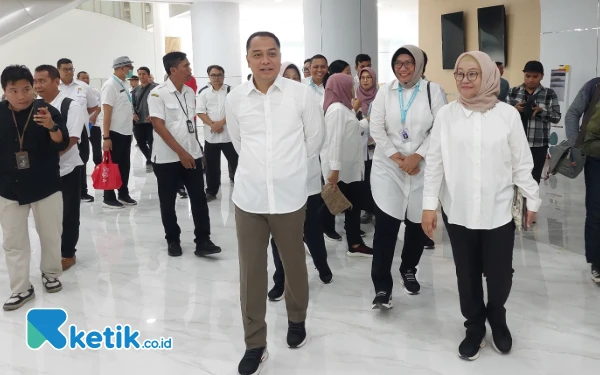 Foto Wali Kota Surabaya Eri Cahyadi saat meninjau Rumah Sakit Surabaya Timur. (Foto: Husni Habib/Ketik.co.id)