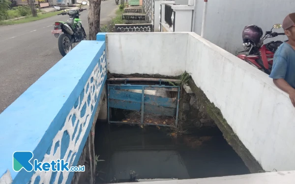 Foto Kondisi klep drainase yang rusak akibat diterjang dahan pohon. (Foto: Al Ahmadi/Ketik.co.id)