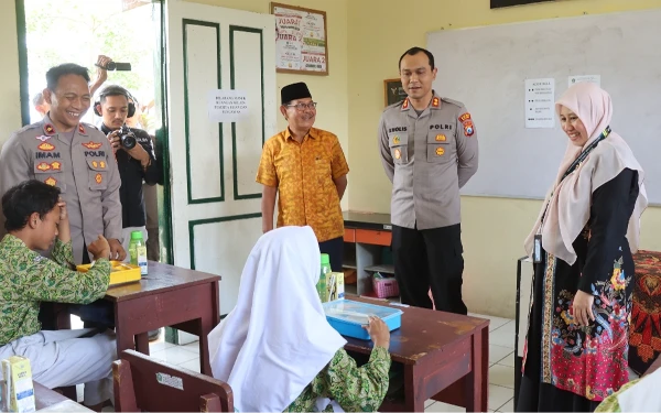 Foto Kapolres Malang AKBP Putu Kholis Aryana dan Wakapolres Malang Kompol Imam Mustolih ketika meninjau simulasi makanan bergizi gratis. (Foto: Humas Polres Malang)