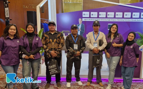 Foto Ra Hamid-Ra As'ad foto bersama Tim Panitia MarkPlus di Jakarta. (Foto: Naufal/Ketik.co.id)