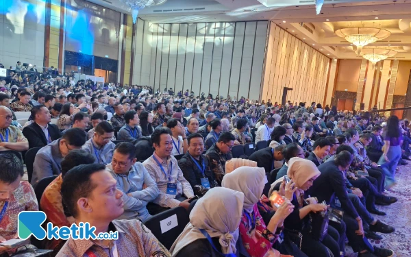 Foto Ra Hamid duduk berdampingan dengan Ra As'ad bersama beberapa kepala daerah terpilih se-Indonesia dalam forum MarkPlus Conference. (Foto: Naufal/Ketik.co.id)