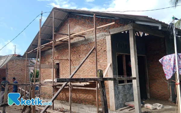 Foto Tampak Pembangunan Rumah Bantuan Layak Huni di Suka Jaya Tampa Papan Proyek (Helman/Ketik.co.id)