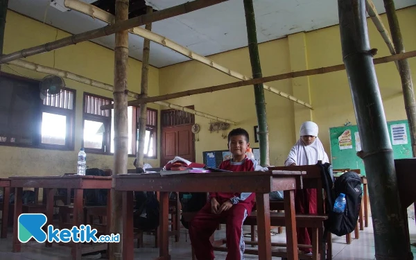 Foto Kondisi ruang belajar pelajar SDN 2 Karangpakis, Kabuh, Jombang yang atapnya sudah bocor, 9 Desember 2024. (Foto: Karimatul Maslahah/Ketik.co.id)